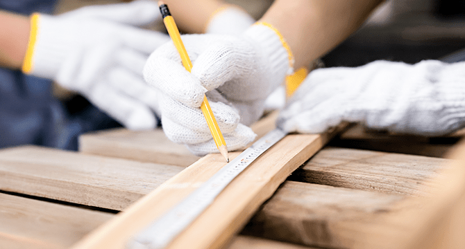 鉛筆で線を引いている様子